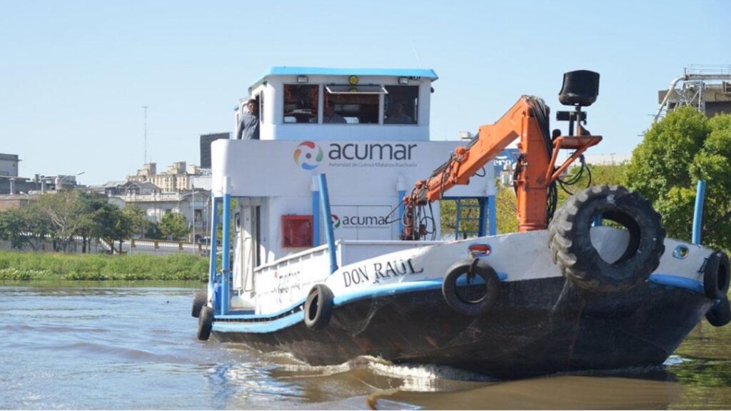Una embarcación de ACUMAR surca el Riachuelo. El organismso estatal afirma que los trabajos de saneamiento están dando sus resultados. (1)