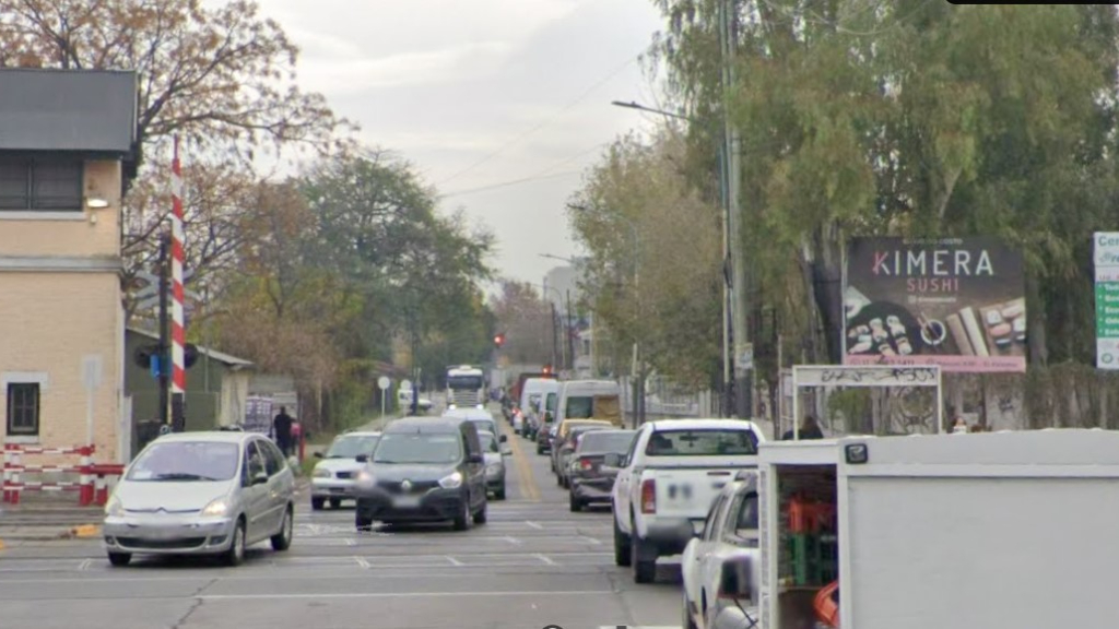 Hoy, cruzar por la calle Genral Hornos en las vías de Tren San Martín, a la altura de Caseros, es una verdadera odisea.