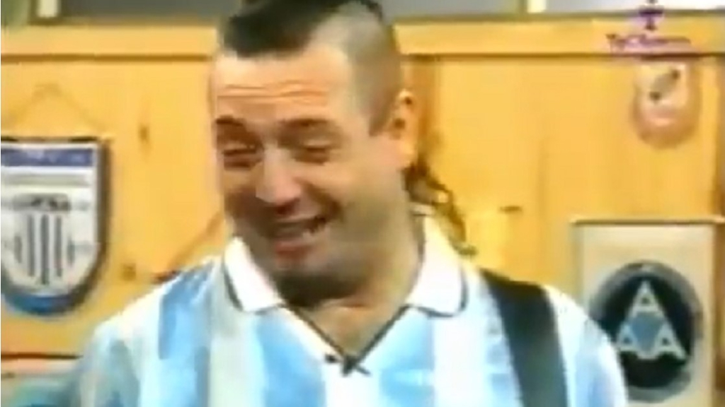 Una presentación de Ricardo Iorio, en TyC Sports, con la camiseta de Racing.
