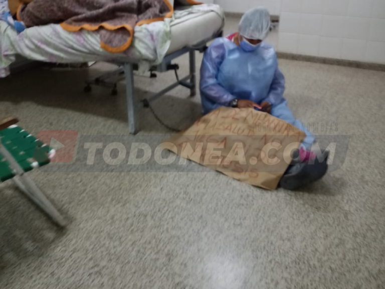 🔴 SÁENZ PEÑA | Mujer encadenada en el Hospital 4 de Junio pidiendo una prótesis para su hijo