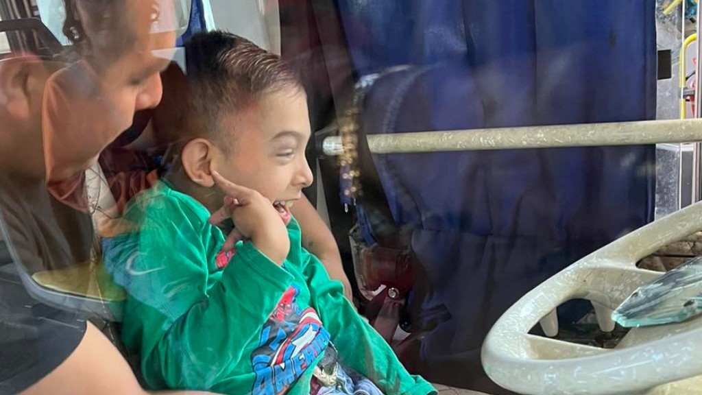 La conmovedora historia de Romeo Pereyra, el nene con parálisis que es fanático de la línea 543 y conoció a su colectivo favorito