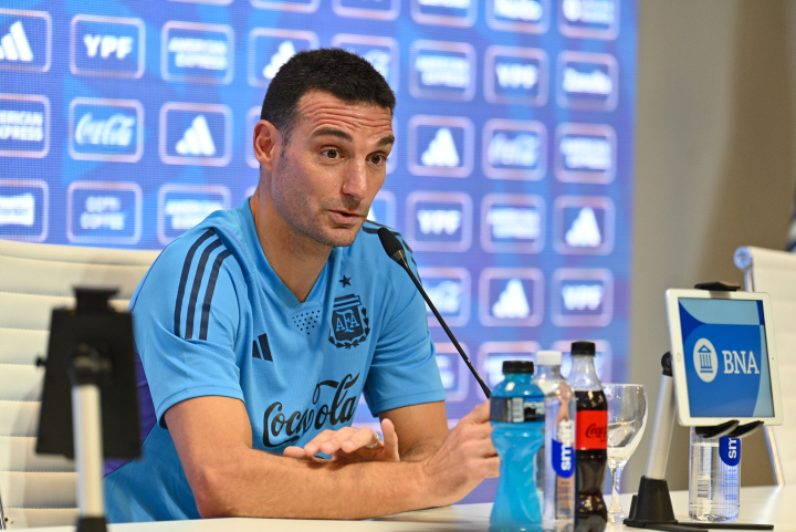 Scaloni confirmó a Messi como titular ante Uruguay y expresó su alegría por enfrentar a Bielsa