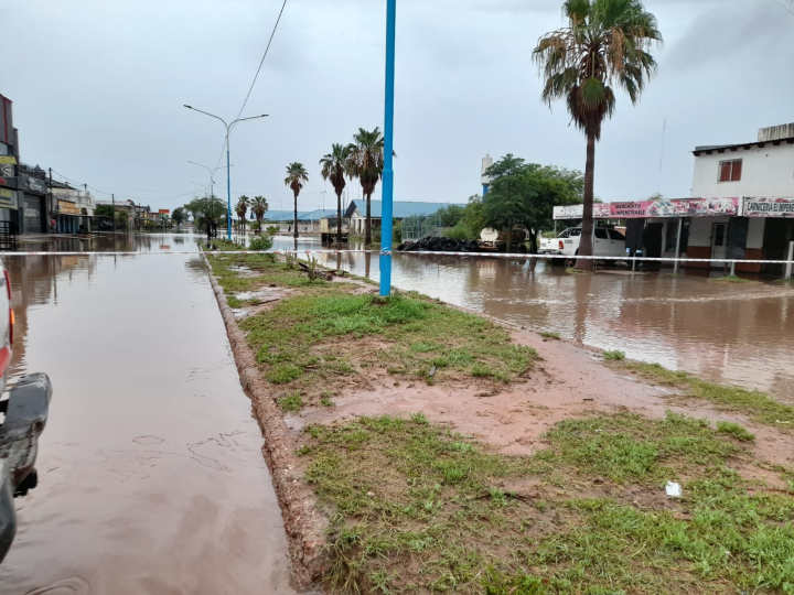 Cayeron casi 200 milímetros de agua en Castelli