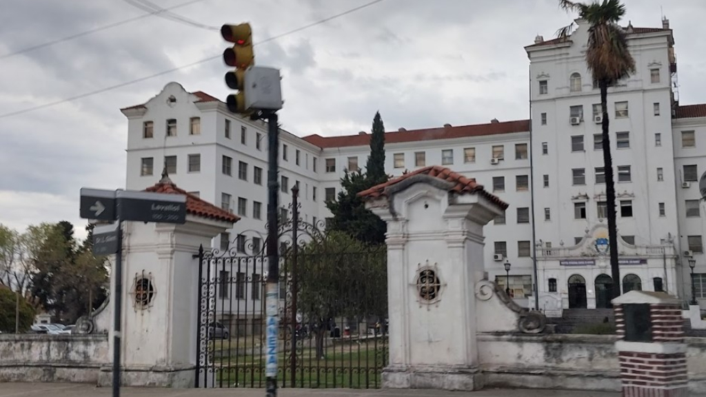 El Hospital Güemes de Haedo, el lugar donde falleció el padre asesinado por su hijo de 12 años en Morón.