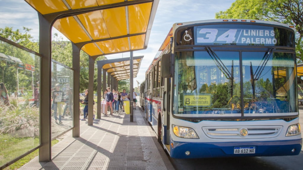 El colectivo 34 que llegará al Aeroparque Metropolitano va por el metrobús de la Avenida Juan B. Justo.