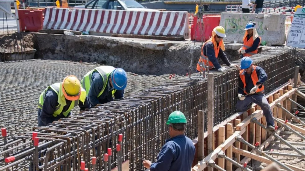 Los operarios trabajan en lo queserá el puente que sostendrá el paso del trenn San Martín, a la altura de la avenida América de Sáez Pëña.