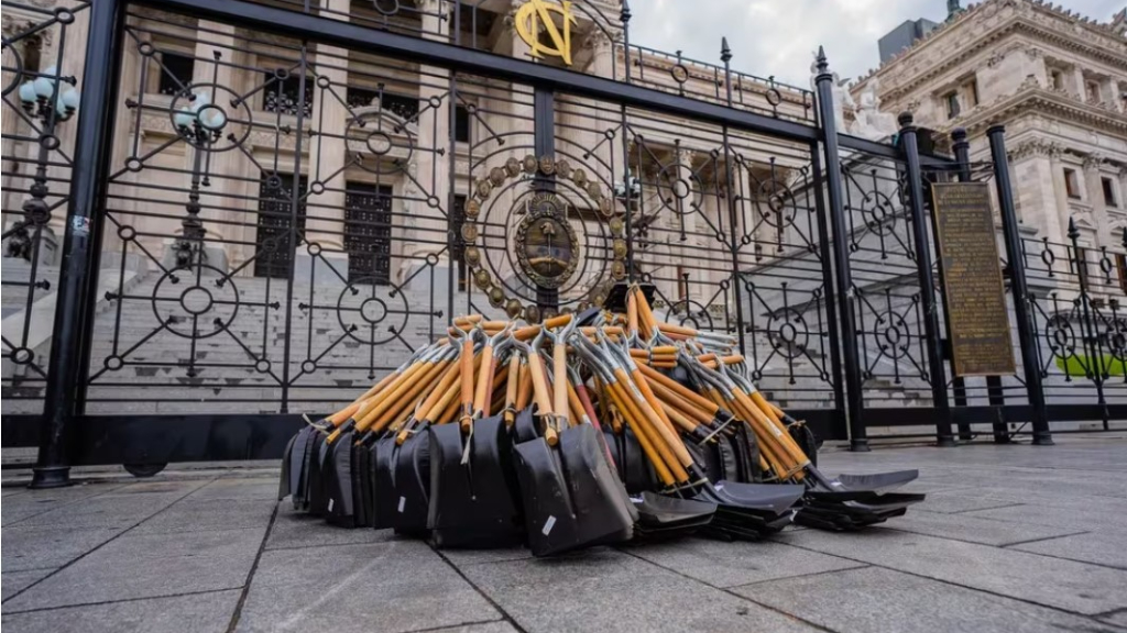 En 2022 Mauro Stendel mandó 256 palas al Congreso para que los diputados 'se pudieran a trabajar'. Al único que no incluyó fue a Javier Milei.