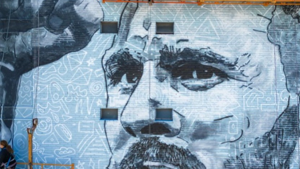 El rostro de Lionel Messi en el mega mural que Martín Ron está haciendo en 9 de Julio y Belgrano, en el centro de CABA.