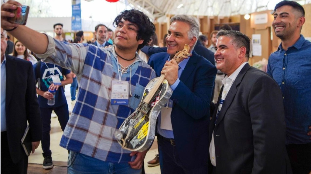 El gobernador electo de Córdoba, Martín Llaryora, junto a varios visitantes de la Cumbre de la Economía Circular.