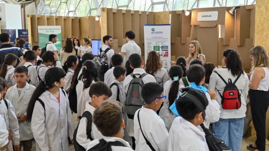 Unos 1.500 alumnos de escuelas primarias de Córdoba visitaron la Cumbre Mundial de Economía Circular.
