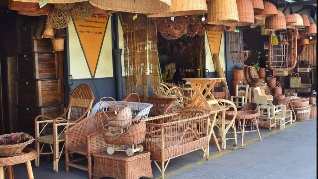 Los puestos de muebles y artículos de mimbrería son un clásico del Puerto de Frutos de Tigre.