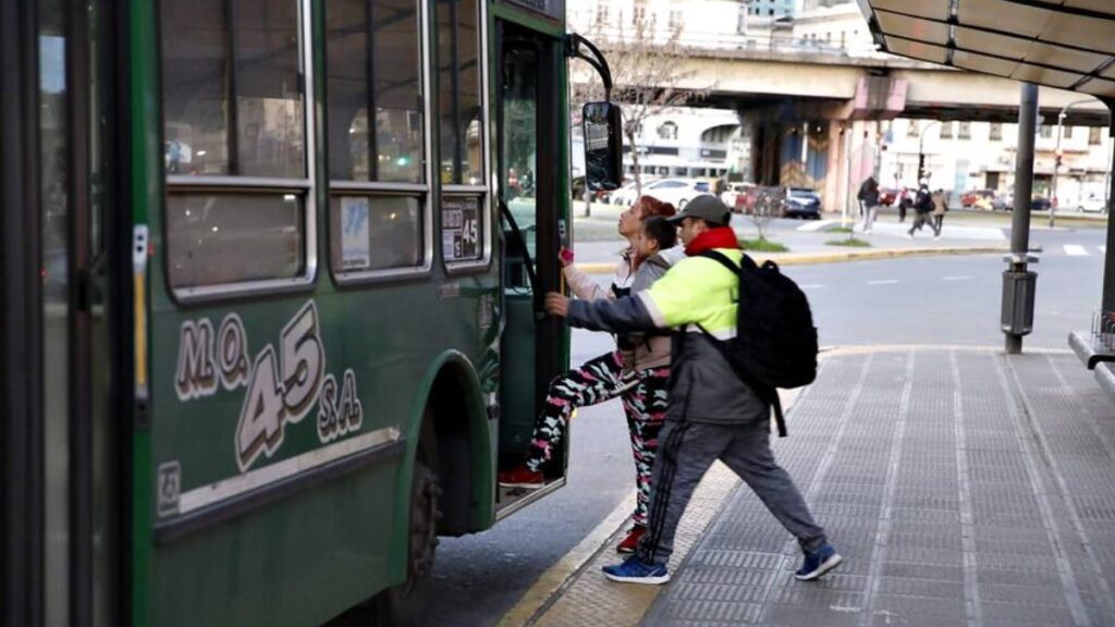 Hay paro de colectivos en el AMBA para reclamar por del pago de subsidios: qué líneas están afectadas