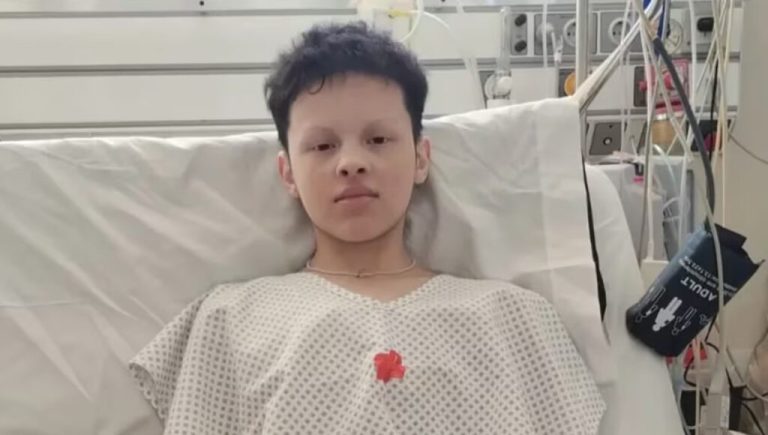 La dramática lucha contra reloj de Lucas Fredes: tiene 15 años, sufre una enfermedad única en el país y espera un doble trasplante para vivir