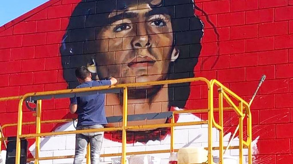 La historia de Mauricio Pepey, el joven de González Catán que hacía graffitis en el tren y hoy pinta increíbles murales de Maradona y Messi