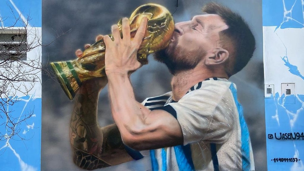 La historia de Mauricio Pepey, el joven de González Catán que hacía graffitis en el tren y hoy pinta increíbles murales de Maradona y Messi