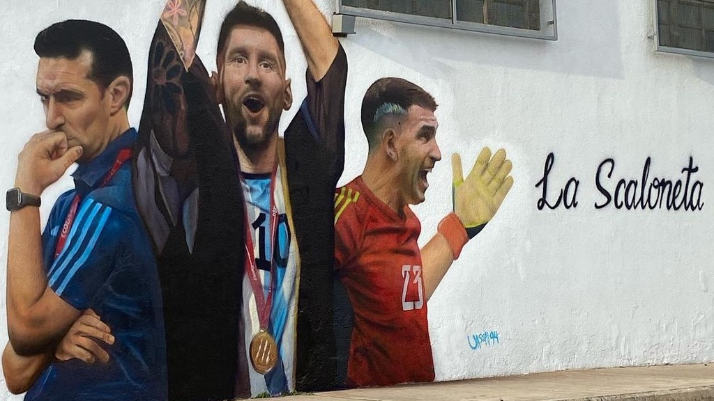 La historia de Mauricio Pepey, el joven de González Catán que hacía graffitis en el tren y hoy pinta increíbles murales de Maradona y Messi