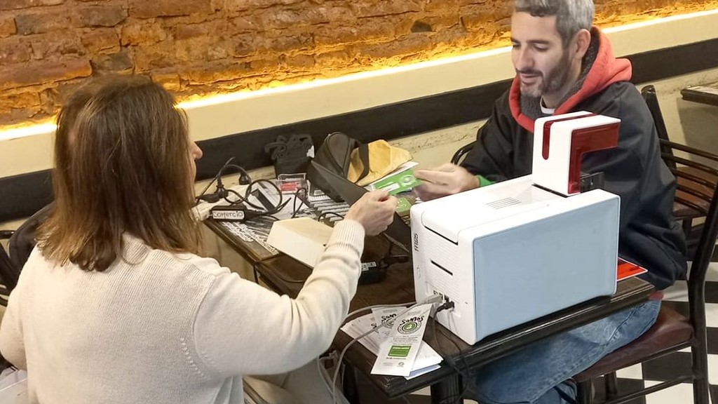 Avellaneda amplía sus beneficios con la tarjeta Somos A y ofrece hasta un 50% de descuento: qué locales están adheridos