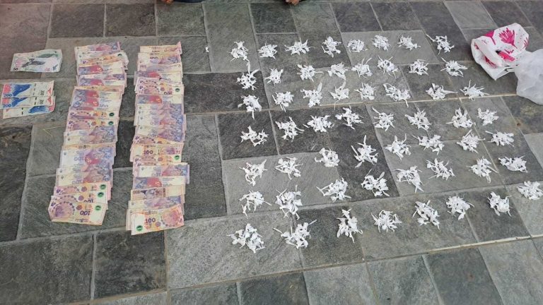 🔴 RESISTENCIA | La Policía detuvo a dos personas con más de 500 dosis de cocaína y dinero