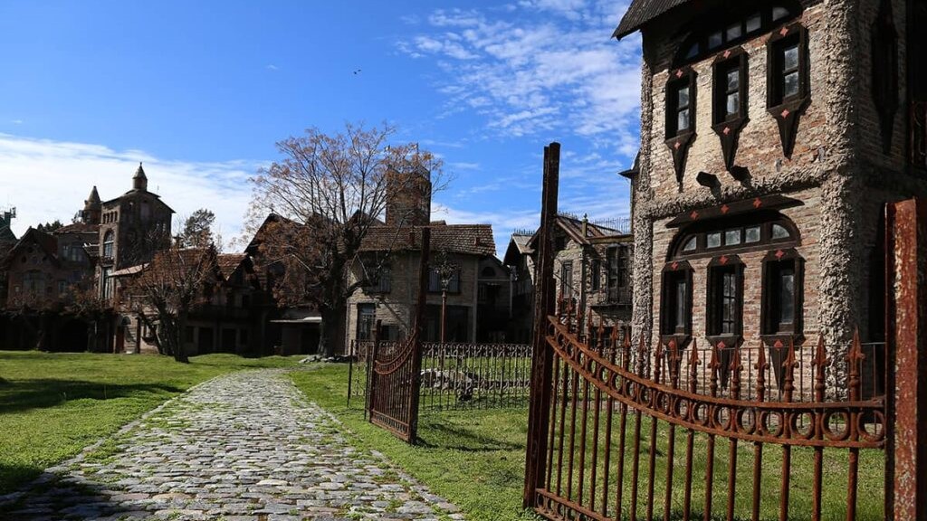 La guía y los horarios para conocer Campanópolis, la increíble aldea medieval construida en La Matanza