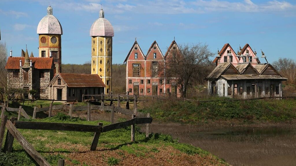 La guía y los horarios para conocer Campanópolis, la increíble aldea medieval construida en La Matanza