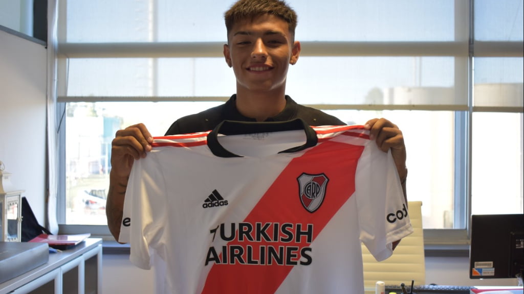 Agustín Ruberto ya firmó su primer contrato con River, donde jugará al menos hasta diciembre de 2024.