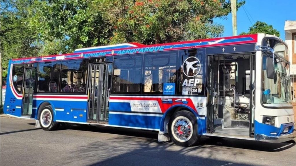 Los colectivos de la línea 34 ya tienen sus carrocerías pintadas con el nuevo recorrido hasta Aeroparque.