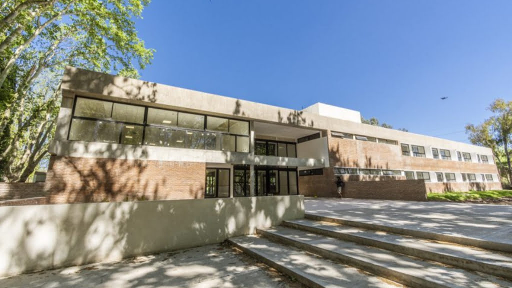 El nuevo Edificio de Aulas de la Universidad de Almirante Brown ya está casi terminado.