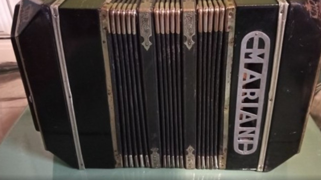 UN bandoneón exhibido en el Museo del Tango, ubicado en La Reja.