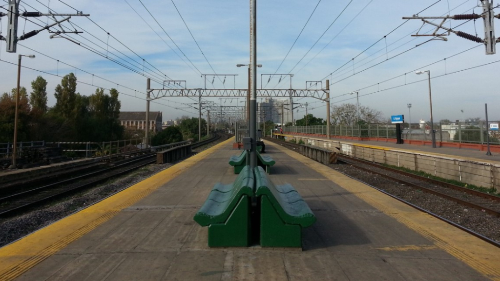 La estación Hipólito Yrigoyen del tren Roca, en Barracas, es la ultima antes de cruzar el Riachuelo para entrar a Capital Federal.
