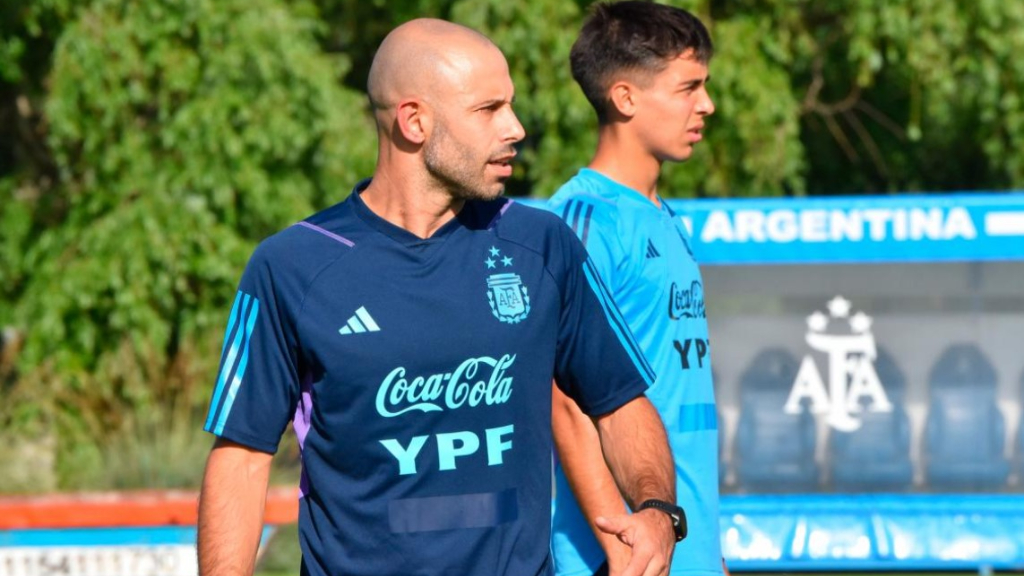 Javier Mascherano, durante el entrenamiento de ayer al frente de la Selección Sub 23.