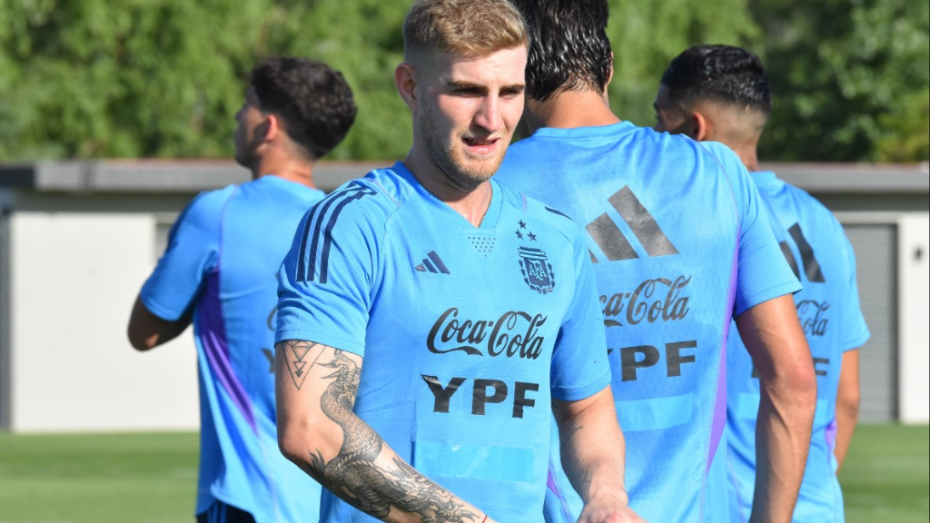Nicolás Valentini, zaguero de Boca, se perfila para ser titular frente a Ecuador en Caseros.