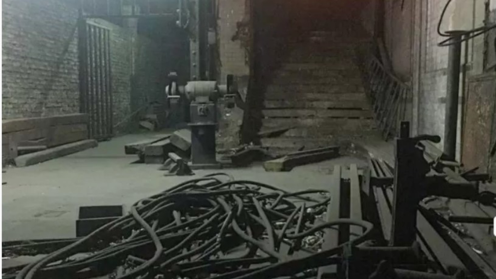 Actualmente la estación Pasco Sur del Subte se utiliza como depósito de materiales.