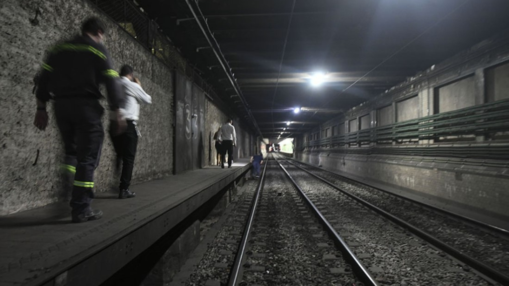 La estación Pasco Sur está tapiada y enfrente funciona la estación Pasco de la Linea A del Subte porteño.