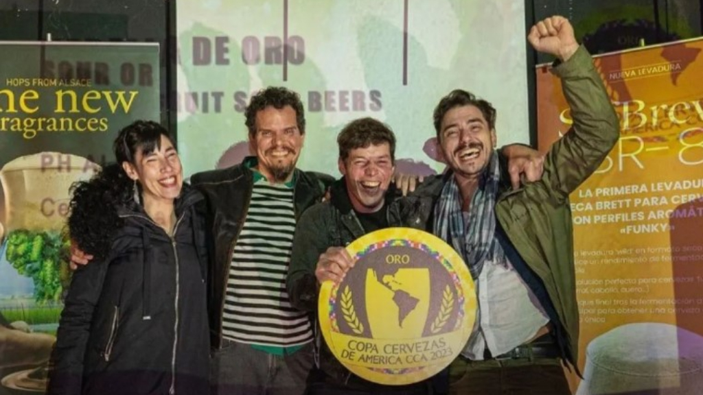Leonel Ferreyra sostiene la medalla de oro por su cerveza PH al fondo, que fue elegida como la mejor de América.
