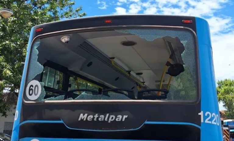 Zona sudoeste: un colectivo fue baleado tras quedar en medio de una balacera