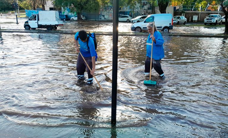 Cuadrillas trabajan para resolver anegamientos ocasionados por intensas lluvias