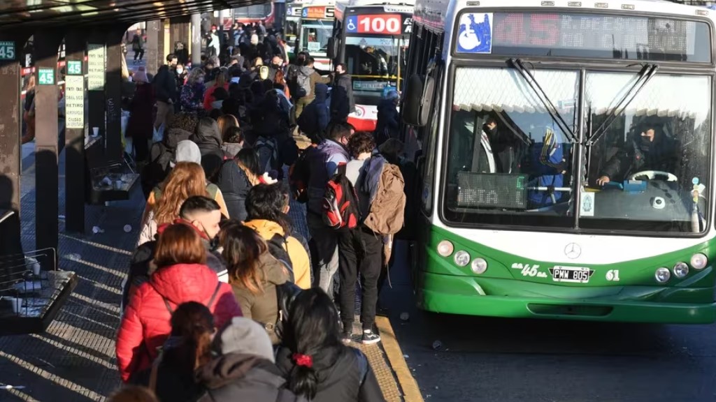 Recortaron servicios de colectivos: cómo están afectadas las frecuencias para viajar en CABA y el Conurbano