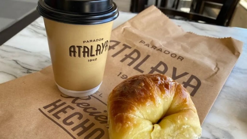 El parador Atalaya, famoso por las medialunas en la Ruta 2, busca empleados para su nuevo local en Pilar: qué puestos ofrece y cómo anotarse