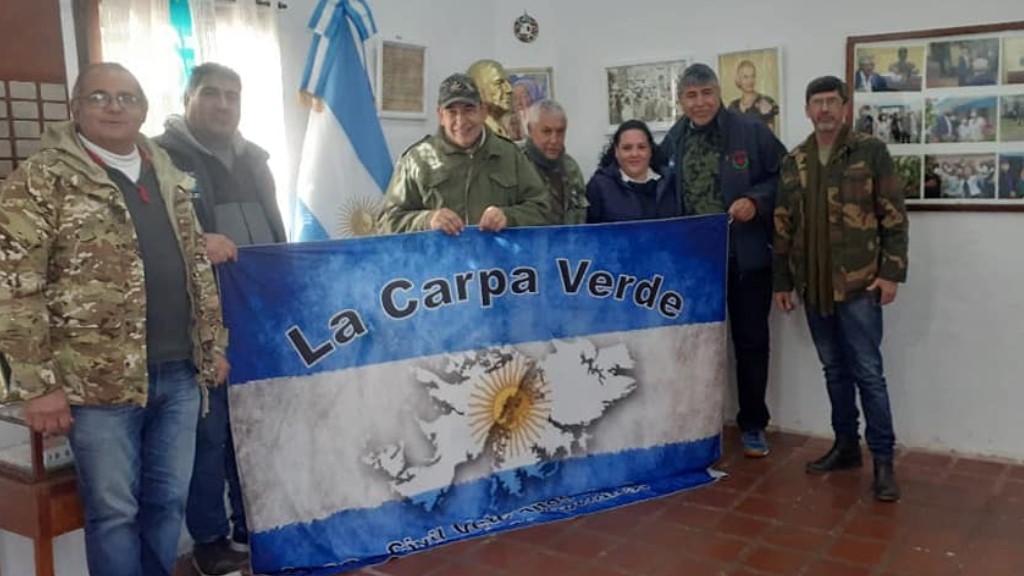 La cancha de Platense se convirtió en el primer estadio argentino en tener tierra de las Islas Malvinas: el relato de un increíble gesto