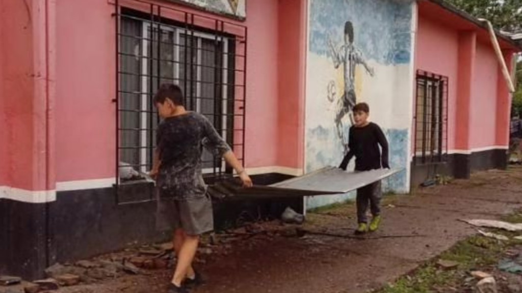 Desastre y milagro en Moreno: un club fue arrasado por el temporal en medio de una fiesta y un grupo de chicos se salvó en forma increíble