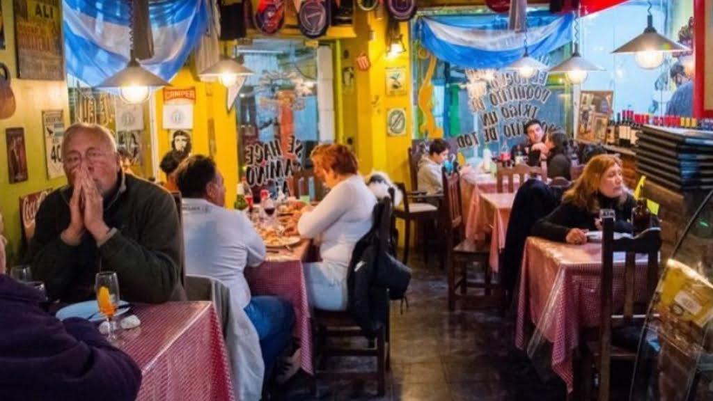 Ambiente familiar y con gente joven los fines de semana, ese es el público en el bodegón Lo de Lucas