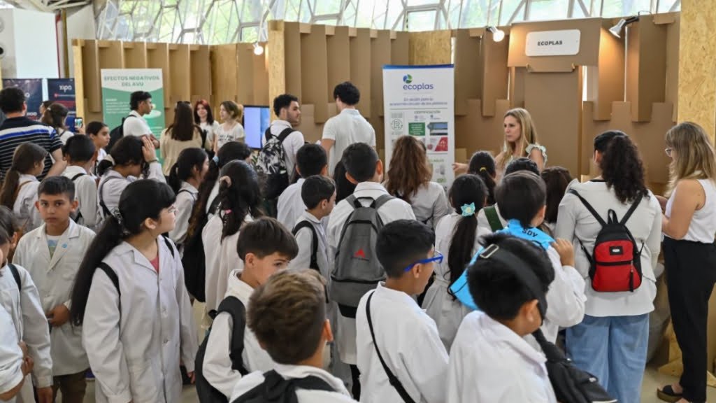 Unos 1.500 alumnos de escuelas primarias de Córdoba visitaron la Cumbre Mundial de Economía Circular.