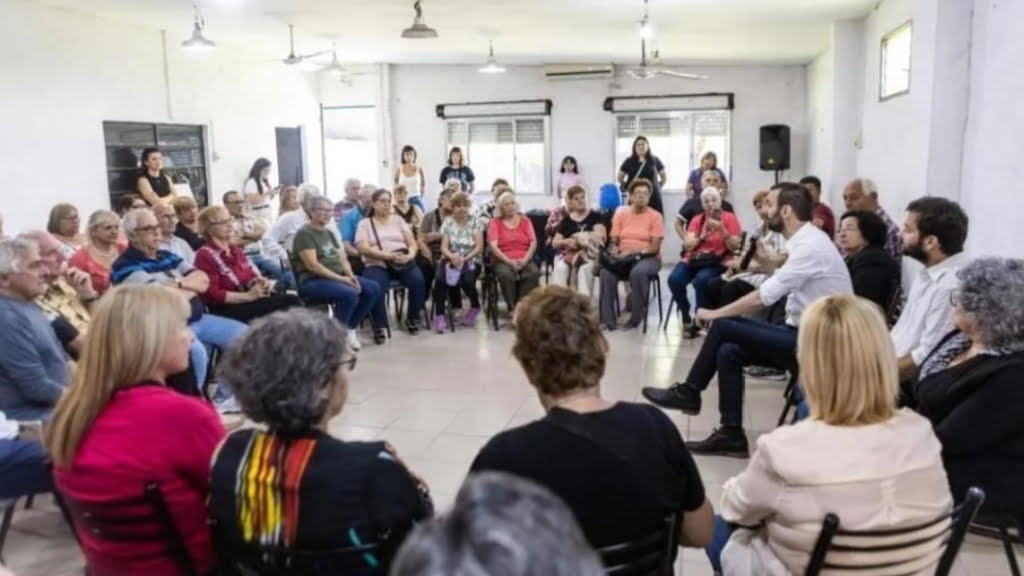 Tras asumir como intendente de Hurlingham, Damián Selci fue a un centro de jubilados.