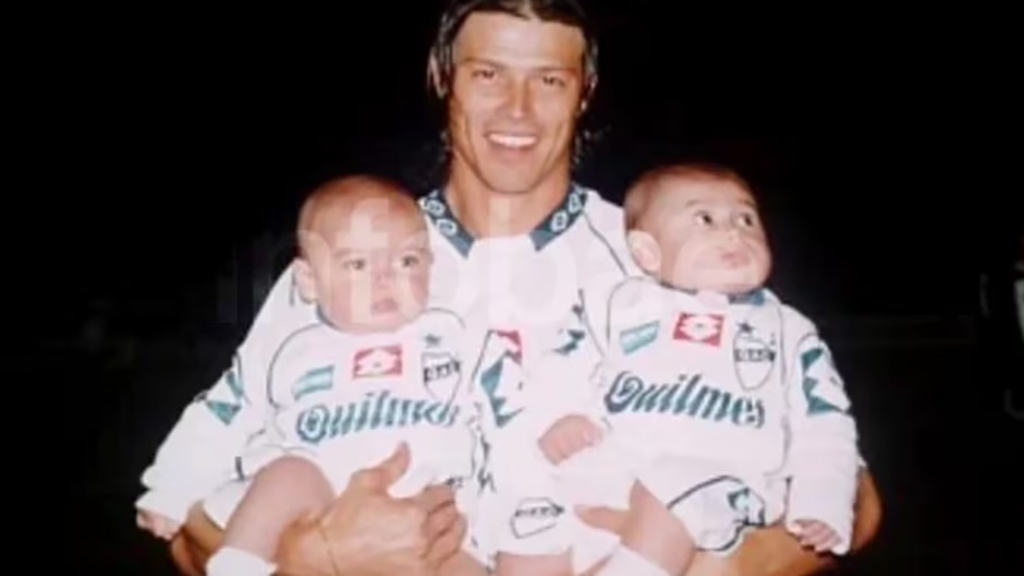 Los hermanos Luka y Tobías Romero, en brazos de Matías Almeyda
