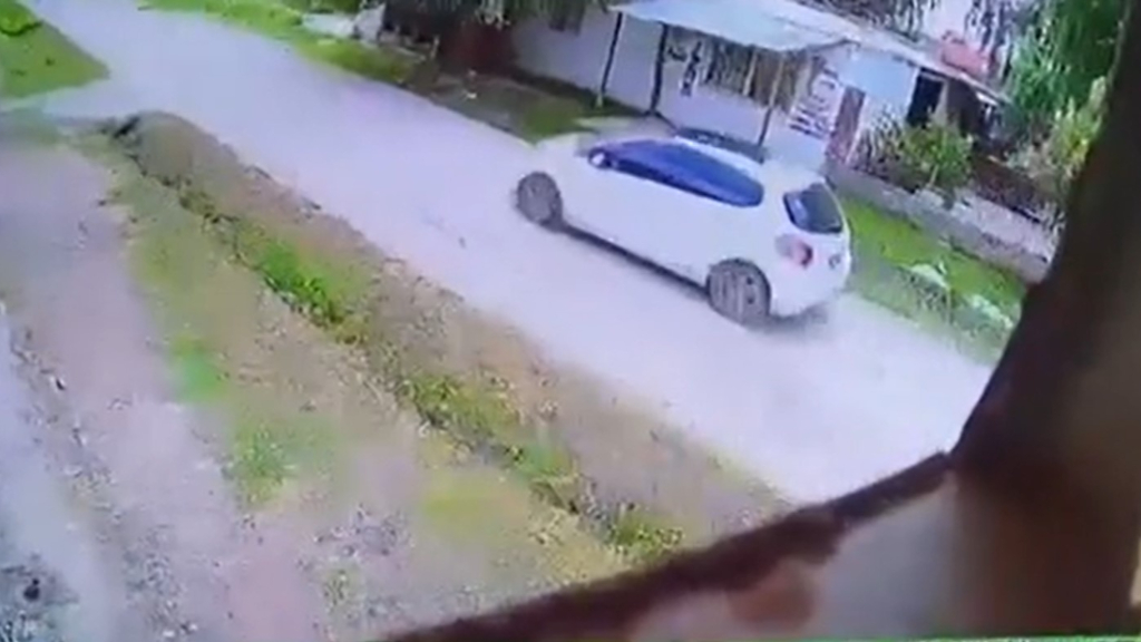 Una cámara de seguridad captó la llegada de los asesinos de Jennifer Campos Calle, en Virrey del Pino, a bordo de un Peugeot 306.