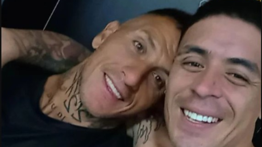 Pablo Migliore, ex arquero de Boca, y Brian Fernández en el vestuario de Almirante Brown.