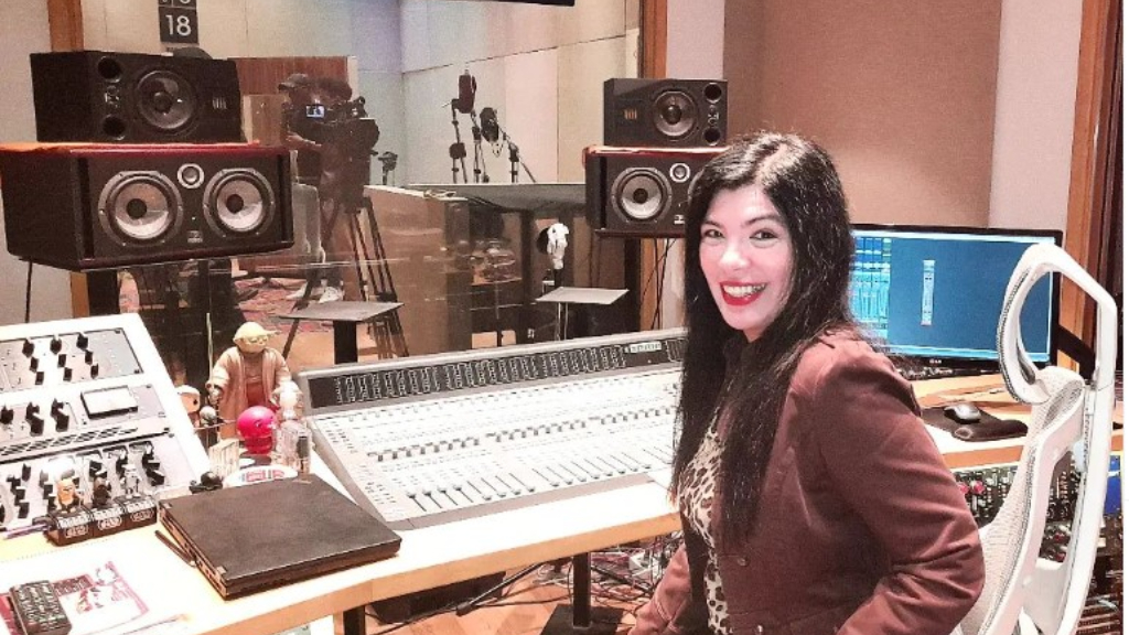 En su estudio, Viviana Nelli graba sus demos para todos sus trabajos.