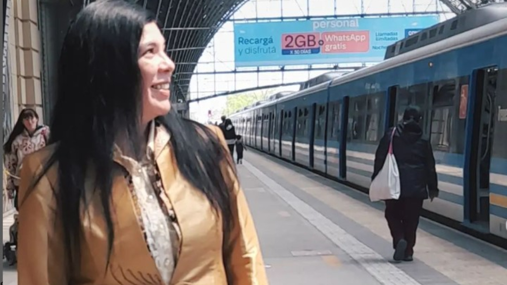 Viviana Nelli, en la terminal de Retiro del tren MItre, donde su voz es moneda corriente.