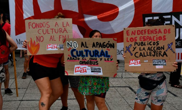 Un cacerolazo cultural contra el ajuste de Milei se llevó a cabo en el centro de Rosario