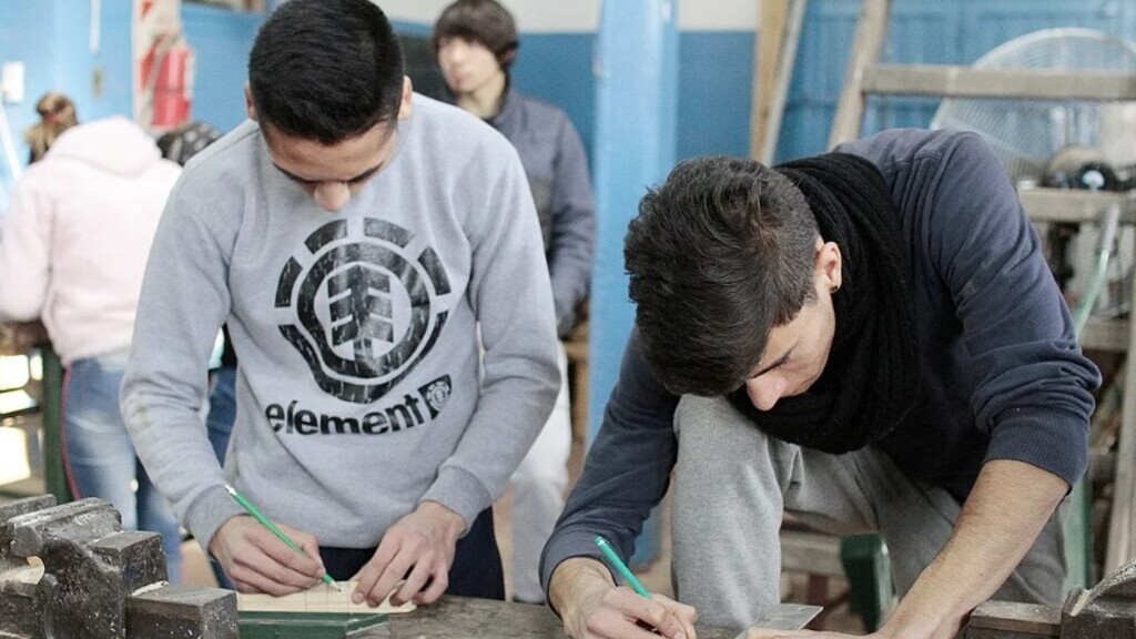 Almirante Brown, cursos, trabajo